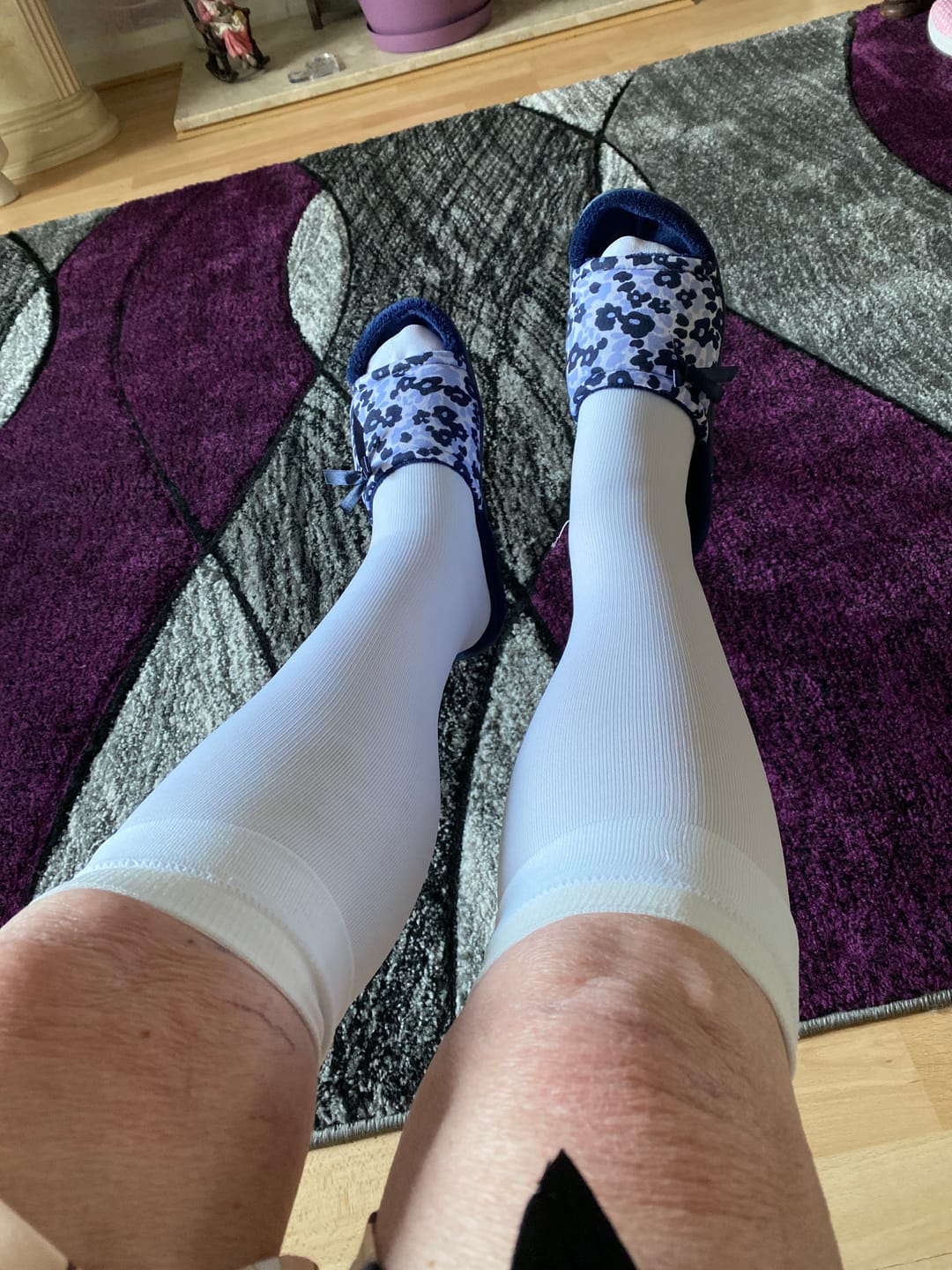 Photo de Susanne qui montre ses bas de contention Velina blanc